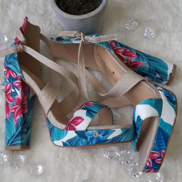 Heels - Picture 4 of 4